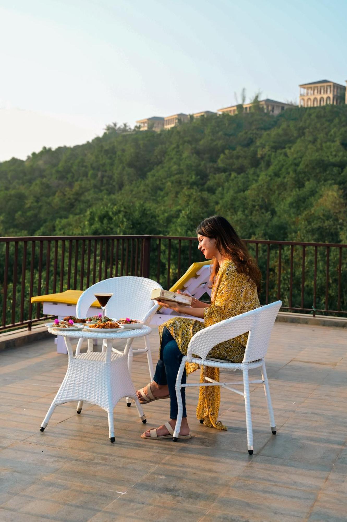 Locomo Boutique, Morjim - Stay Work Eat Экстерьер фото