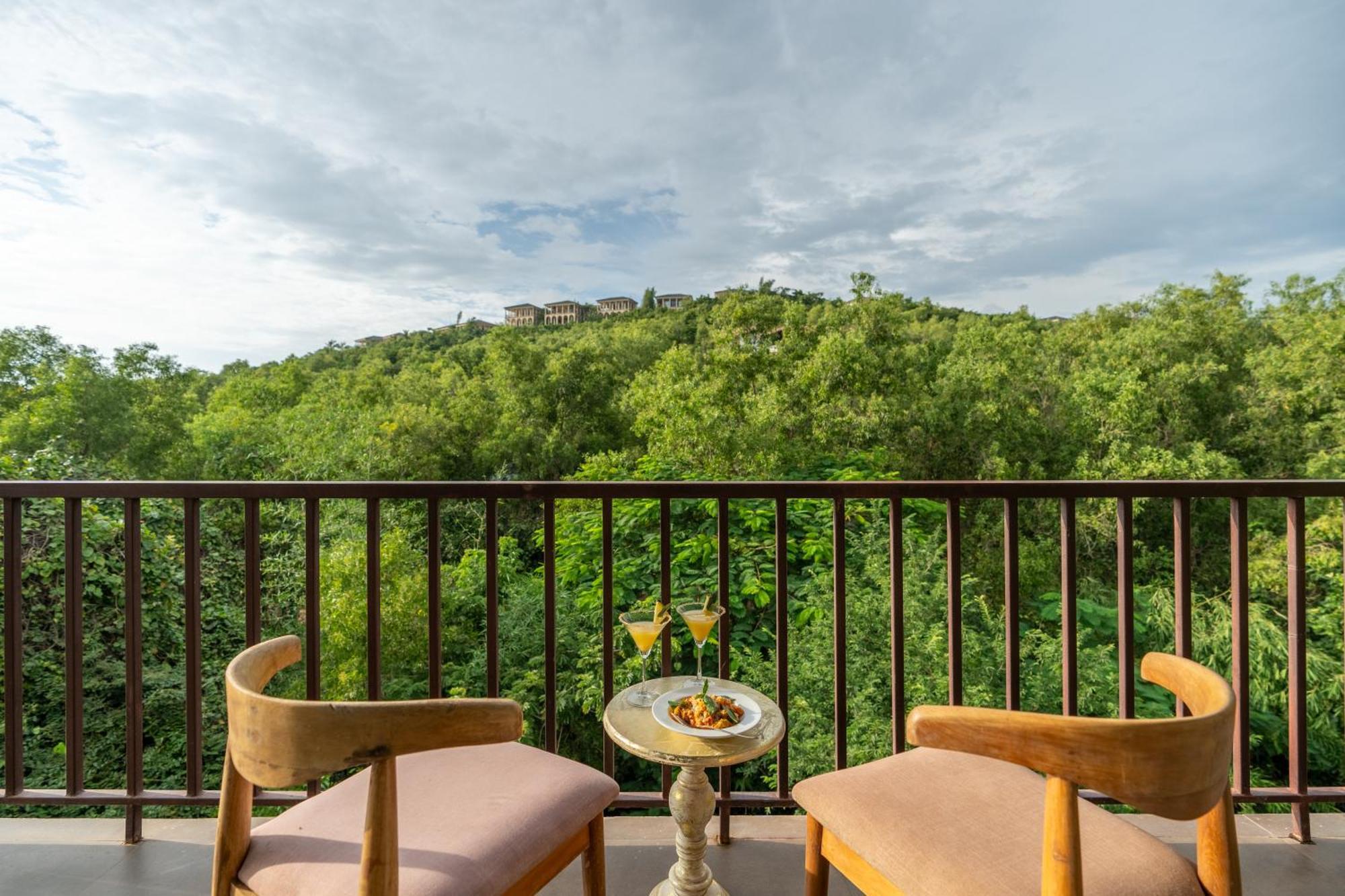 Locomo Boutique, Morjim - Stay Work Eat Экстерьер фото