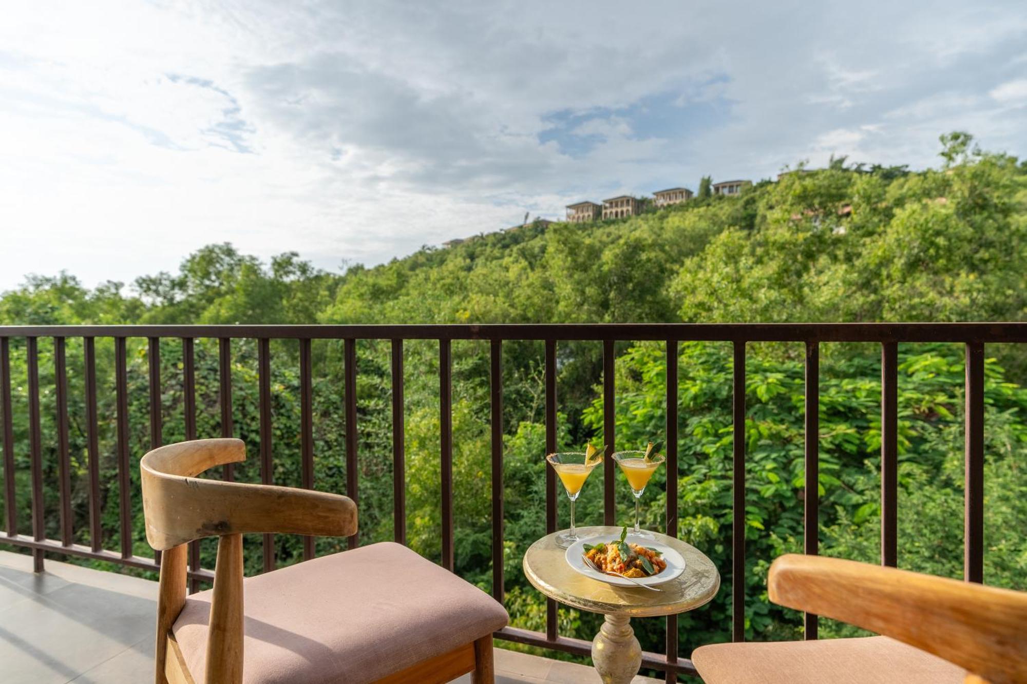 Locomo Boutique, Morjim - Stay Work Eat Экстерьер фото